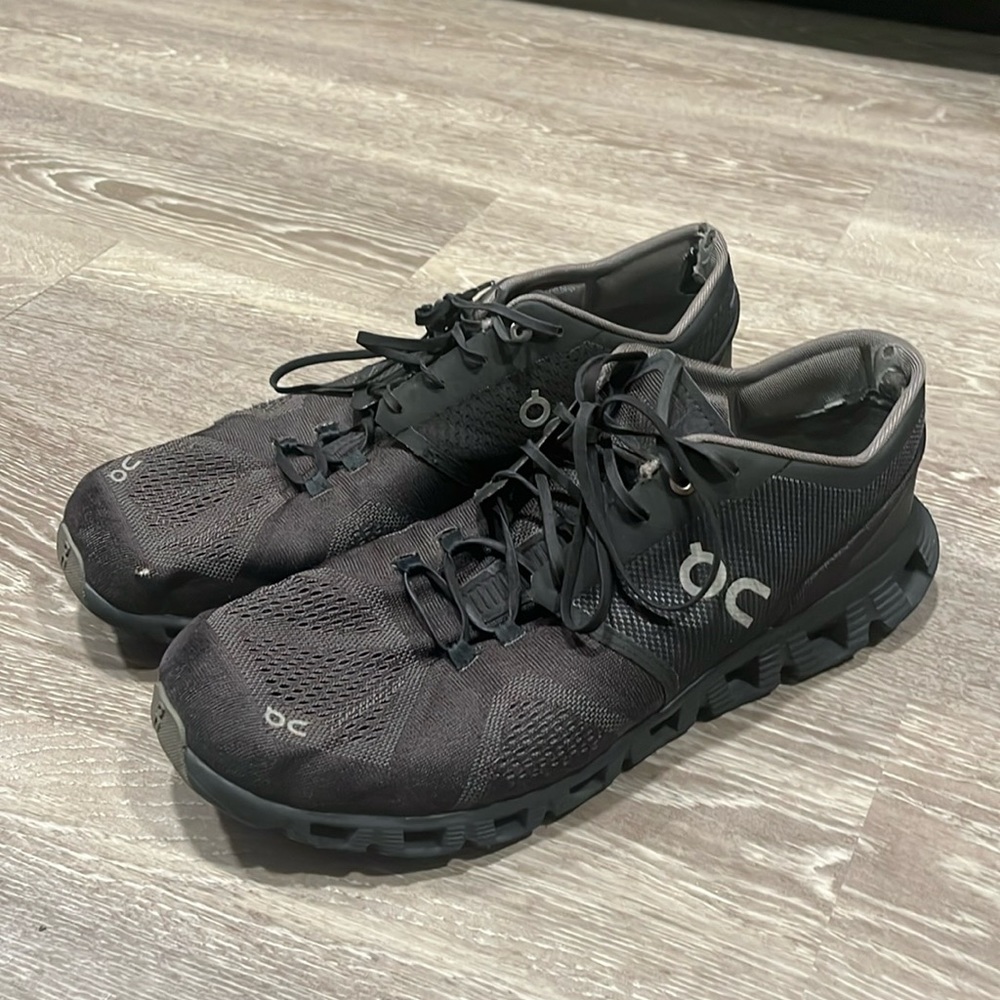 ON CLOUD RUNNING SNEAKERS